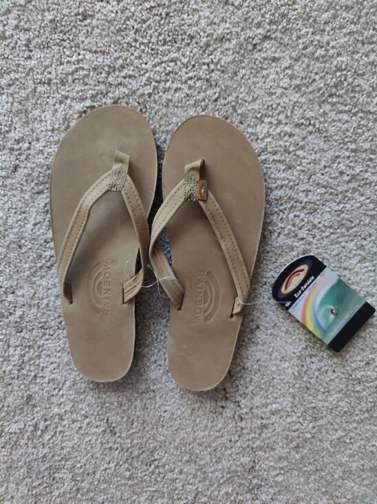 Rainbow Shoes - Rainbow Women's Neutral Tan Leather Flip Flops. Medium 6 1/2 - 7 1/2. NWT.